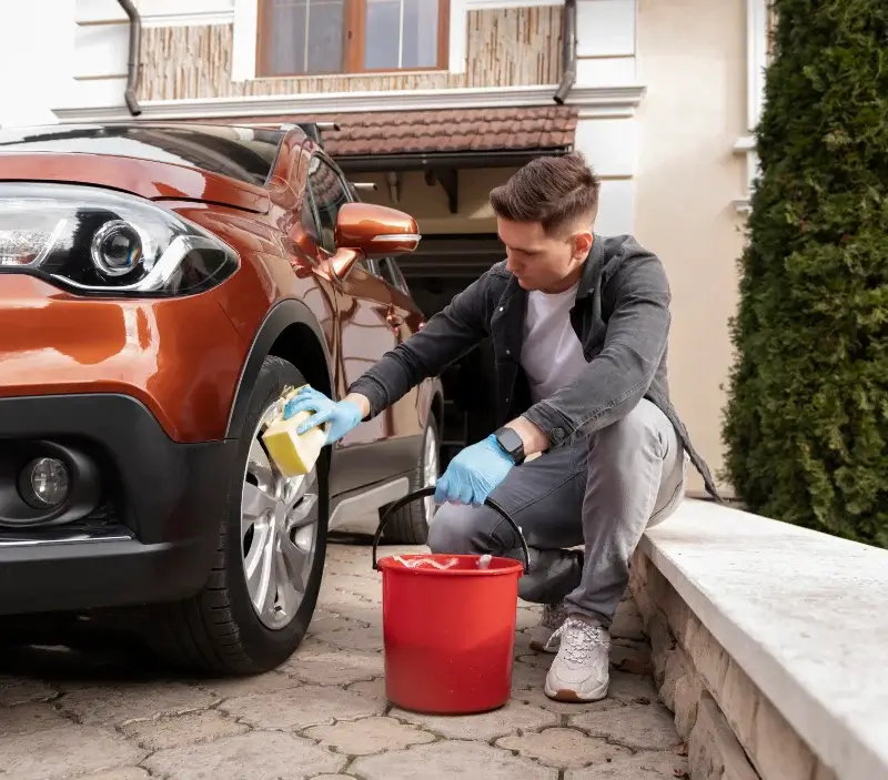 Lavage auto à domicile Saint-Sauveur-le-Vicomte : professionnel intervenant sur un véhicule